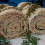 Праздничный рулет из лаваша с яйцами,крабовыми палочками и творожным сыром