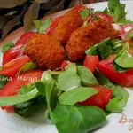 Салат с жаренной моцареллой и томатами