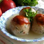 Канедерли из хлеба и колбас в бульоне