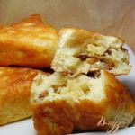 Пирожки с яблоками и изюмом на сковороде