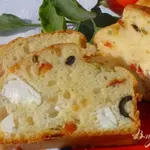 Кекс с маслинами, оливками, фетой и паприкой