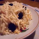 Салат из горбуши с копченым колбасным сыром