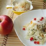 Салат из квашеной капусты с яблоками