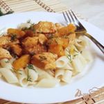 Куриное филе с яблоками в соусе