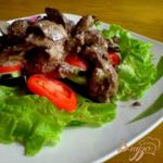 Теплый салат с куриной печенью и шампиньонами