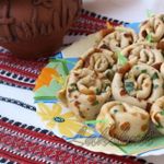 Закусочные улитки из блинчиков с грибной начинкой