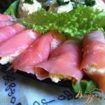 Сырный салат в рулетиках из форели