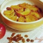 Яблоки запеченные дольками с медом и изюмом