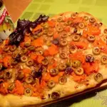 Лепешка с тыквой, оливками и луком.