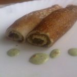 Ржаные блинчики с соусом из зелёного лука, кинзы, сметаны и красной икры