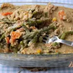 Запеканка из отварного мяса и стручковой фасоли.