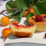 Творожные заливные корзиночки с абрикосами и малиной