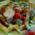 Салат из редиса и сырного омлета.