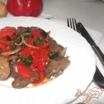 Теплый салат с куриной печенью и болгарским перцем