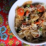 Фарфалле с курицей и овощами