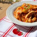 Лапша с курицей и цукини в томатном соусе