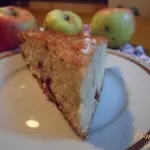 Шарлотка с яблоками и сушёной вишней