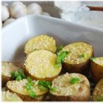 Картофель, запеченный с чесноком и кунжутом, со сметанным соусом