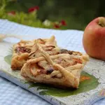 Слойки с яблоком, сыром и тмином