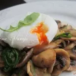 Яйца пашот с грибами