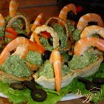 Слоеные корзиночки с креветками и шпинатом