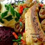 Свиная грудинка с шампиньонами.