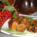 Тефтели с сюрпризом, запеченные с баклажанами и грибами