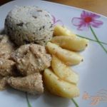 Куриное филе в лимонном соусе с яблоками