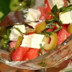 Салат с арбузом, фетой и оливками
