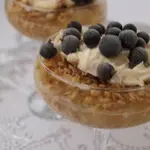 Яблочный десерт с чёрной смородиной
