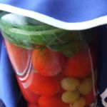 Маринованные помидоры с виноградом