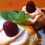 Корзиночки с творогом,белковым кремом и малиной