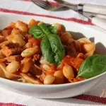 Лапша с  соусом из томатов, белой фасоли и тунца