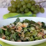 Салат с  рукколой, виноградом, горгонзолой и миндальными лепестками