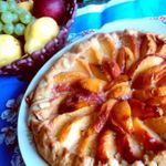 Кростата с персиками и миндалем