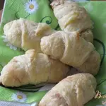 Круассаны с курагой из ленивого слоенного теста.