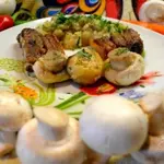Свиная грудинка с грибами.