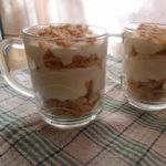 Сметанный десерт с бабанами и печеньем