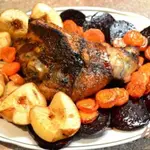 Свиная рулька с овощами.