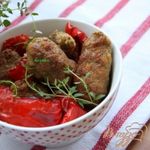 Рулетики из фарша с тимьяном, запечённые со сладким перцем