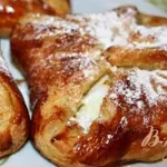 Ватрушка с творогом и изюмом