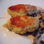 Картофельные зразы с грибами и грибным соусом