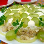 Салат-перевёртыш с куриным филе, виноградом и сладким перцем:)