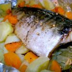 Скумбрия с овощами, запечённая в фольге