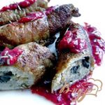 Свиные рулетики под клюквенным соусом