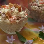 Салат с колбасным сыром и сухариками
