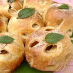Яблоки, фаршированные орехами и мёдом, в слоёной шубке