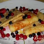 Заварные блины с ягодами и сгущенкой