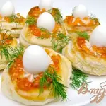 Сырная закуска в слоёных корзинках с красной икрой