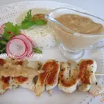 Куриное мясо на шпажках с арахисовым соусом..